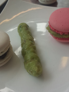Una foto de Macarones rellenos de guacamole y tapenade