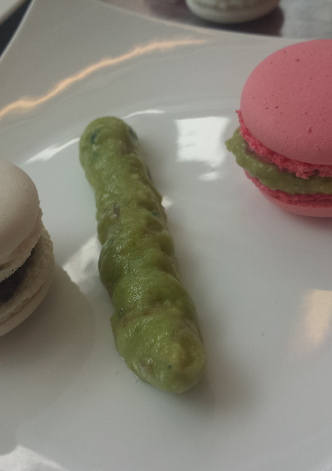 Una foto de Macarones rellenos de guacamole y tapenade