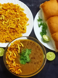 મિસળ પાવ (Misal pav Recipe In Gujarati) રેસીપી મુખ્ય ફોટો