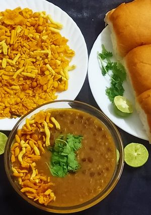 મિસળ પાવ (Misal pav Recipe In Gujarati) રેસીપી મુખ્ય ફોટો