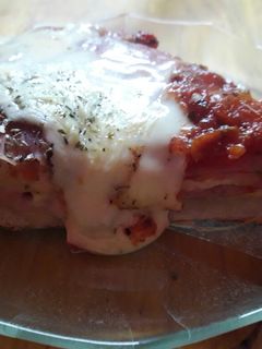 Una foto de Pizza rellena de jamón y queso