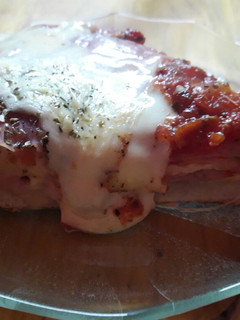 Una foto de Pizza rellena de jamón y queso