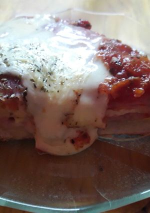 Una foto de Pizza rellena de jamón y queso