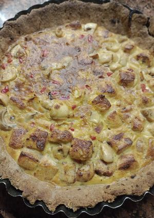 Una foto de Tarta de pollo y champiñones con masa integral
