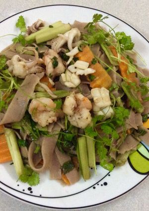 Hình của món Mì cua gạo lứt xào tôm mực.