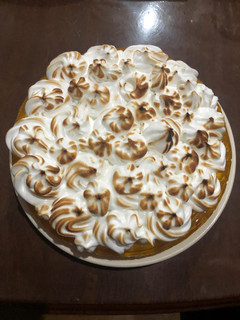 Una foto de Tarta con gelatina de piña y merengue suizo