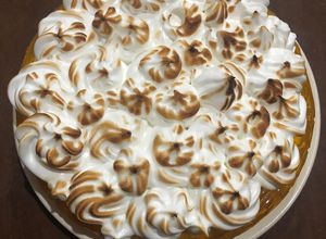 Una foto de Tarta con gelatina de piña y merengue suizo