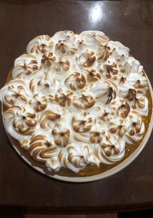 Una foto de Tarta con gelatina de piña y merengue suizo