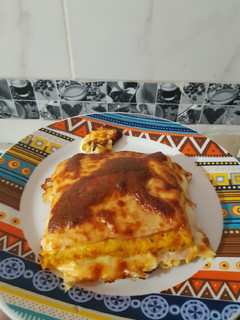 Una foto de Sándwich de verdura con jamón y queso