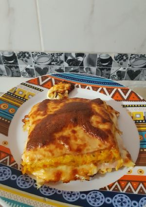 Una foto de Sándwich de verdura con jamón y queso