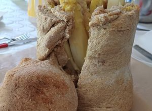 Foto di Asparagi Bianchi in Crosta di Pane Semintegrale