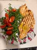 Petto di pollo alla piastra con rucola e pomodorini