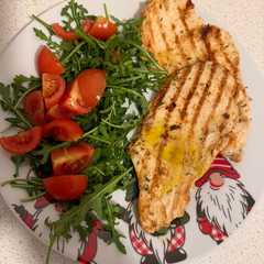 Foto di Petto di pollo alla piastra con rucola e pomodorini
