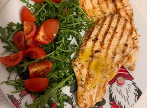 Foto di Petto di pollo alla piastra con rucola e pomodorini