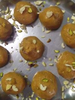 बेसन के लड्डू (besan ke ladoo recipe in Hindi) रेसिपी मुख्य फोटो