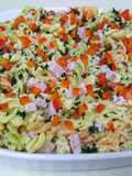 Ensalada de fideos tornillo tricolor