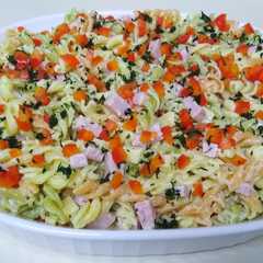 Una foto de Ensalada de fideos tornillo tricolor
