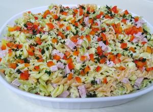 Una foto de Ensalada de fideos tornillo tricolor