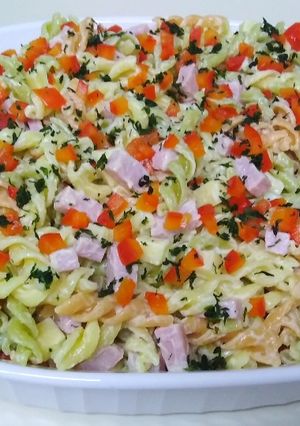 Una foto de Ensalada de fideos tornillo tricolor