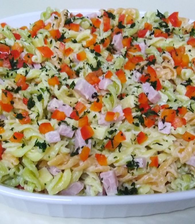 Una foto de Ensalada de fideos tornillo tricolor