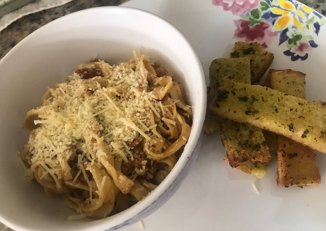 Tallarines con boloñesa con tomates asados