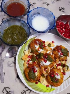 व्रत की फलाहारी आलू टिक्की चाट (vrat ki falahari aloo tikki chaat recipe in Hindi) रेसिपी मुख्य फोटो