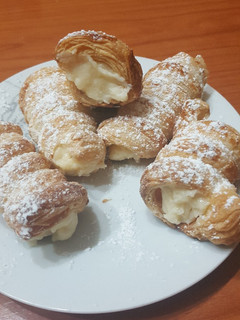 Una foto de Canutos de hojaldre y crema pastelera