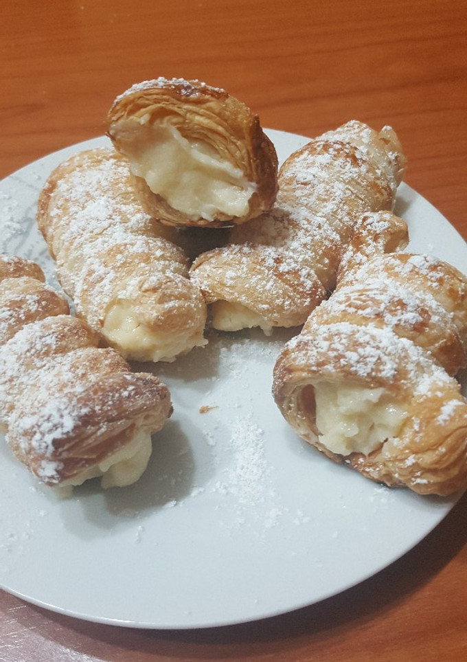 Una foto de Canutos de hojaldre y crema pastelera