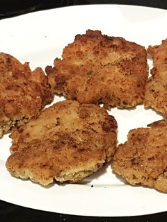 Una foto de Tempurburguesa de pollo, champiñones y mozzarella con guarnición