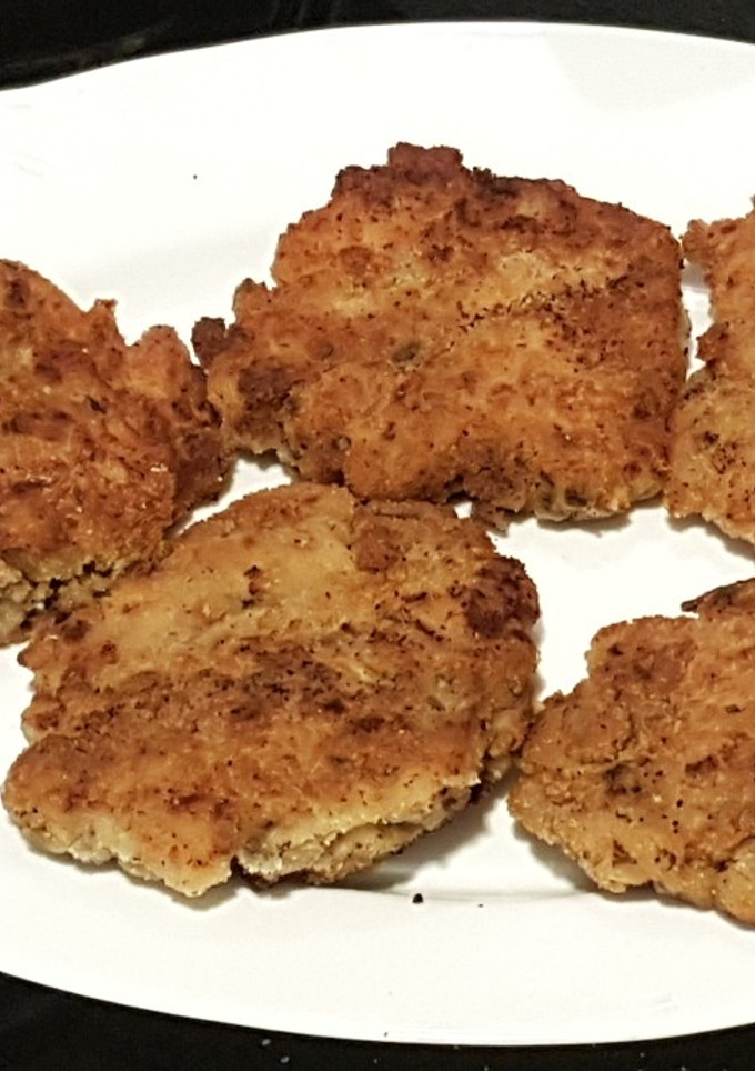 Una foto de Tempurburguesa de pollo, champiñones y mozzarella con guarnición