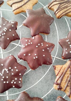 Une photo de Sablés de Noël au pain d'épices et chocolat