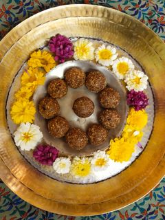 शेंगदाणा खजूर लाडू (shengdana khajur ladoo recipe in marathi) रेसिपी चे मुख्य फोटो 