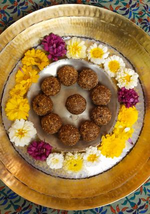 शेंगदाणा खजूर लाडू (shengdana khajur ladoo recipe in marathi) रेसिपी चे मुख्य फोटो 