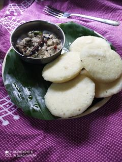নারকেল ইডলি উইথ পিনাট চাটনি(narkel idli with peanut chutney recipe in Bengali) রেসিপির প্রধান ছবি