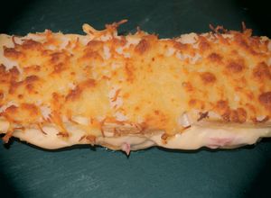 Una foto de Croque-monsieur gigante