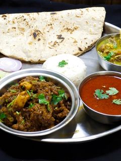 तांबडा रस्सा (tambada rassa recipe in marathi) रेसिपी चे मुख्य फोटो