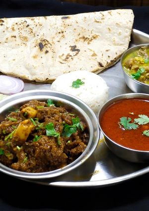 तांबडा रस्सा (tambada rassa recipe in marathi) रेसिपी चे मुख्य फोटो 