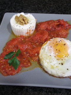Una foto de Huevo frito con queso 0% de grasa y tomates fritos