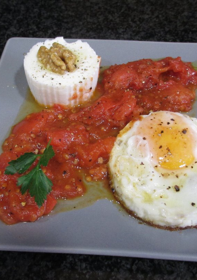 Una foto de Huevo frito con queso 0% de grasa y tomates fritos