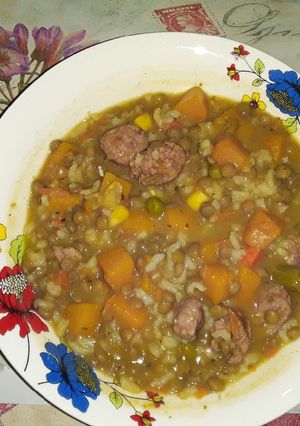 Una foto de Lentejas con longaniza y verduras