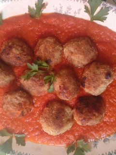 Una foto de Albóndigas al horno en salsa de tomates