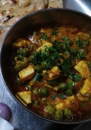 A picture of Shahi Matar Paneer.