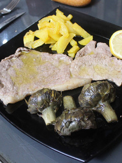 Una foto de Filete de caballo con alcachofas y patatas