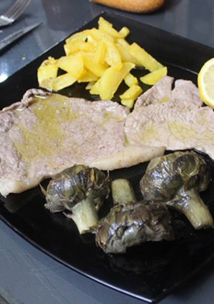 Una foto de Filete de caballo con alcachofas y patatas