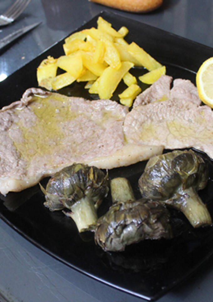 Una foto de Filete de caballo con alcachofas y patatas