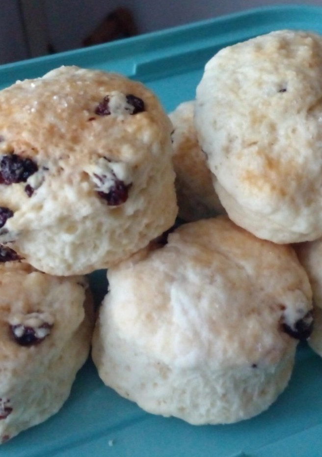Una foto de Scones de limón con pasas de uva 🍋🍇
