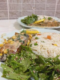 صورة لوصفة سمك سالمون مع رز اسيوي وسلطه