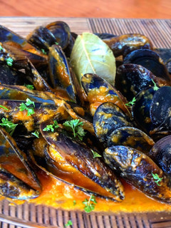 Una foto de Mejillones con pota en salsa al curry
