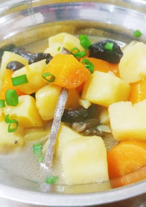 Hình của món Canh khoai tây, cà rốt, nấm hương.