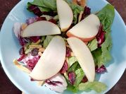 Una foto de ensalada lechuga con mani